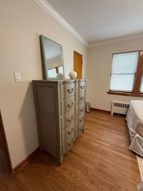 Charming Cozy 2 br 1 ba apt near Oak Park fast wifi near transportation Apartment in Berwyn