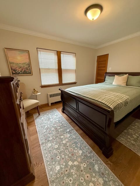 Charming Cozy 2 br 1 ba apt near Oak Park fast wifi near transportation Apartment in Berwyn