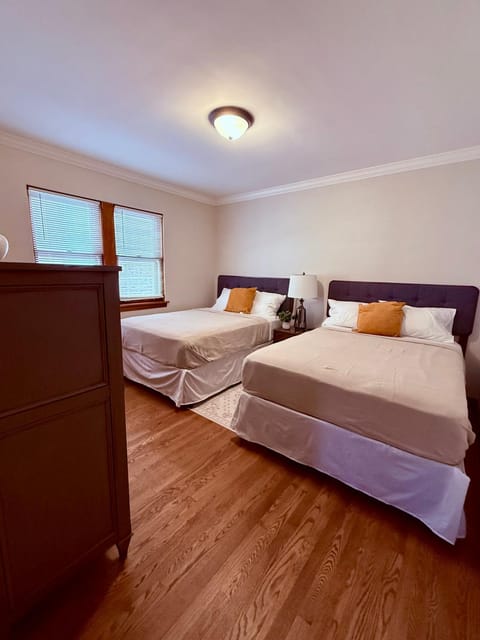 Charming Cozy 2 br 1 ba apt near Oak Park fast wifi near transportation Apartment in Berwyn