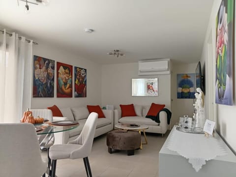 TV and multimedia, Living room, Seating area, Dining area, air conditioner