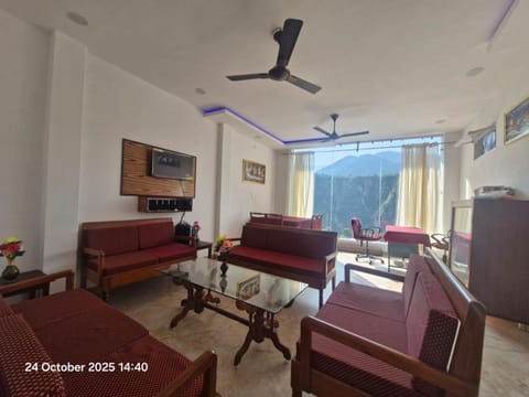 Communal lounge/ TV room, Seating area, Dining area, Dining area