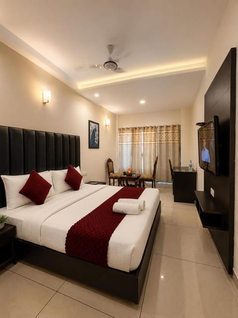 Bed, TV and multimedia, Photo of the whole room, Evening entertainment, Bedroom, air conditioner
