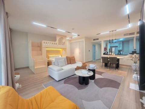Bed, TV and multimedia, Living room, Photo of the whole room, Seating area, Bedroom