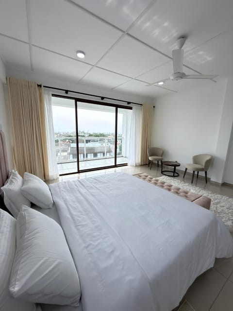 Bed, Photo of the whole room, Seating area, Bedroom