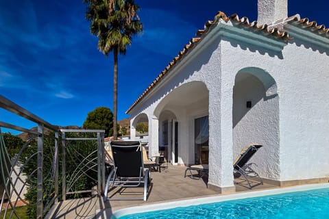 Property building, Natural landscape, View (from property/room), Balcony/Terrace, Pool view, Swimming pool, sunbed