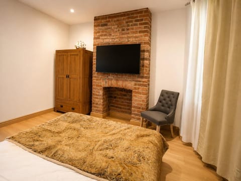 Bed, TV and multimedia, Photo of the whole room, Evening entertainment, Bedroom, acessibility
