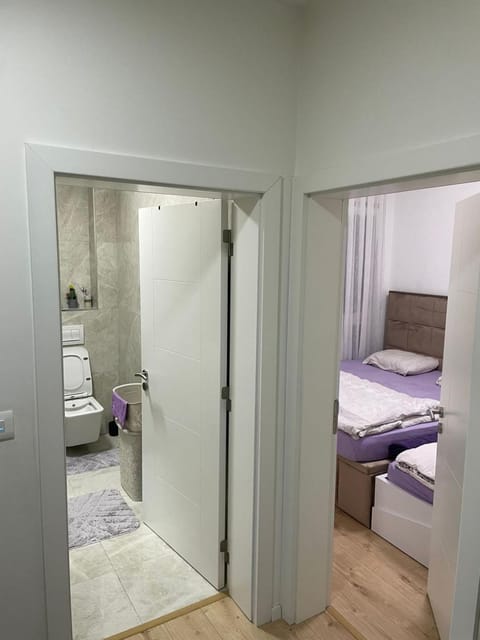 Shower, Toilet, Bed, Bathroom, Bedroom, towels