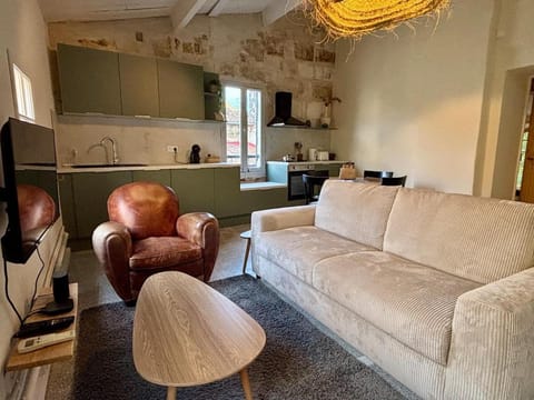 TV and multimedia, Kitchen or kitchenette, Living room, Seating area
