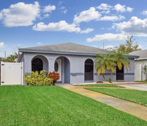 Spacious Palace Style Retreat! Villa in Gulfport