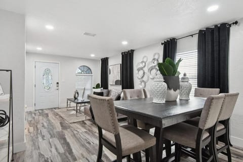 Spacious Palace Style Retreat! Villa in Gulfport