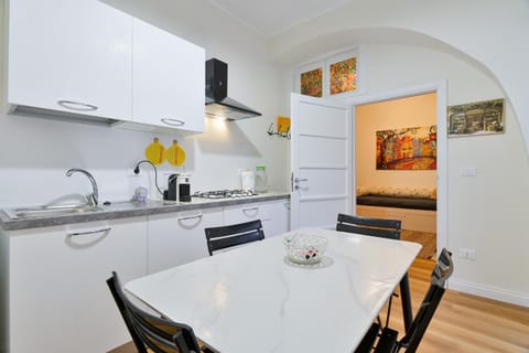 Kitchen or kitchenette, Dining area, stove