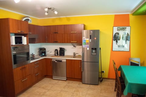 Kitchen or kitchenette, dishwasher, stove