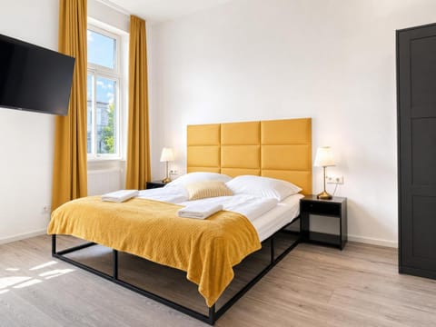 Property building, Bed, TV and multimedia, Bedroom, towels