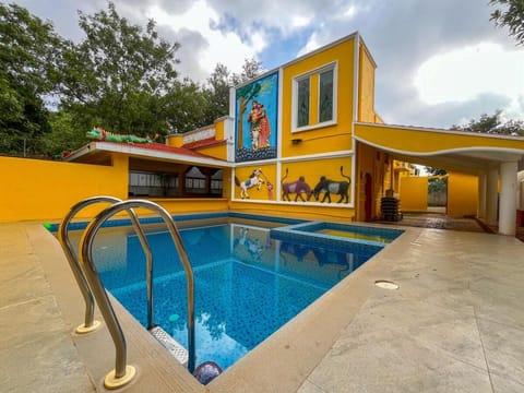 Property building, Day, Pool view, Swimming pool