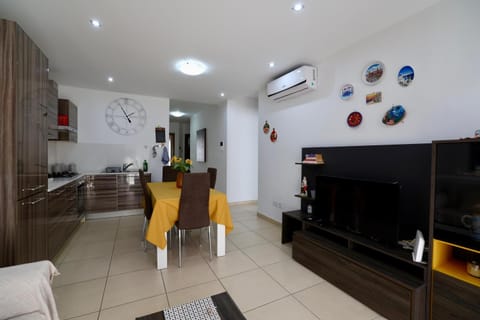 TV and multimedia, Kitchen or kitchenette, Living room, Dining area, oven, air conditioner