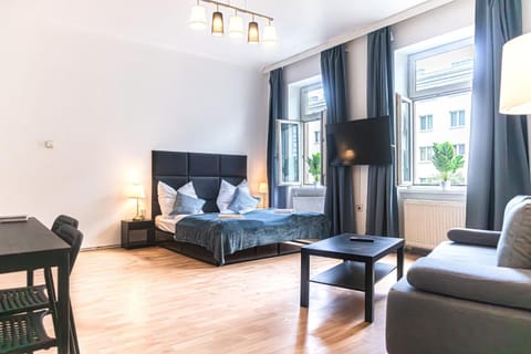 Property building, Bed, TV and multimedia, Seating area, Bedroom