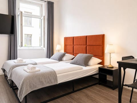 Property building, Bed, TV and multimedia, Bedroom, towels