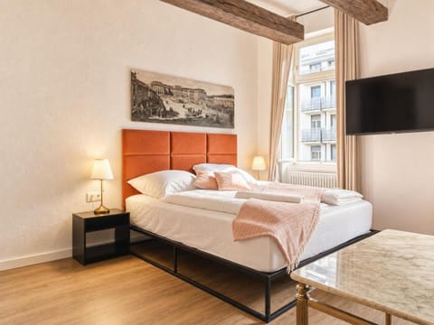 Property building, Bed, TV and multimedia, Bedroom, towels