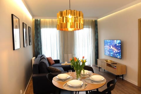 TV and multimedia, Living room, Seating area, Dining area, Evening entertainment