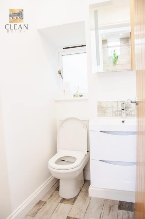 Stylish 1-Bed Flat Sleeps 4 Free Parking Apartment in Bath