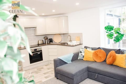 Stylish 1-Bed Flat Sleeps 4 Free Parking Apartment in Bath