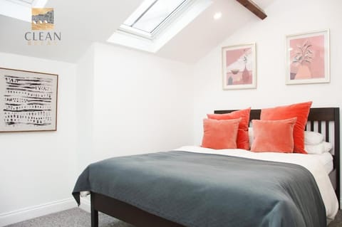 Stylish 1-Bed Flat Sleeps 4 Free Parking Apartment in Bath