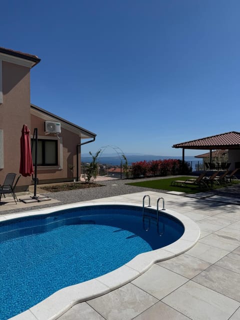 Pool view, Swimming pool, sunbed