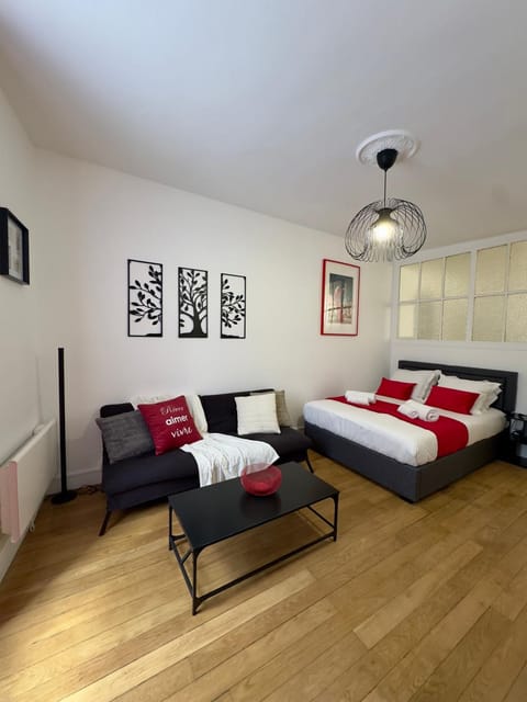 Bed, Photo of the whole room, Seating area, Bedroom
