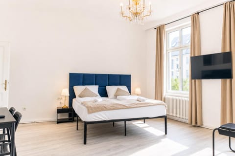 Bed, TV and multimedia, Seating area, Bedroom, towels