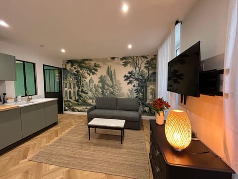 Bed, TV and multimedia, Kitchen or kitchenette, Living room, Seating area, Dining area