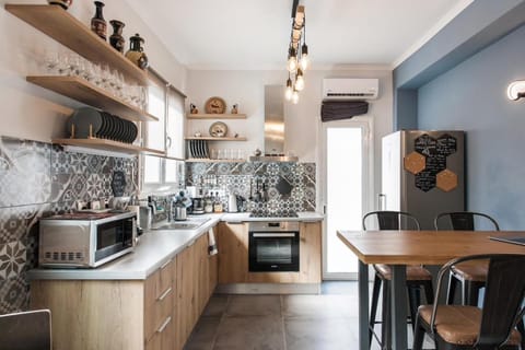 Coffee/tea facilities, Seating area, Dining area, dishwasher, microwave, oven, stove, kitchen, air conditioner