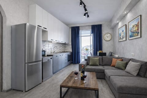 Kitchen or kitchenette, Living room, Dining area, minibar, stove