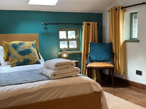 Bed, Seating area, Bedroom