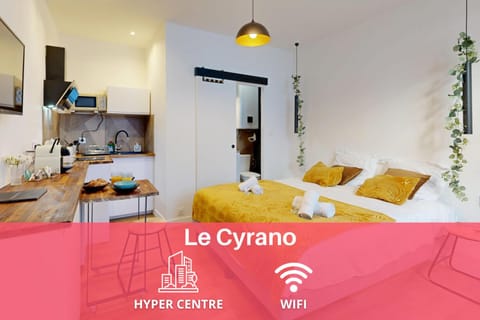 Bed, TV and multimedia, Photo of the whole room, Seating area, Bedroom