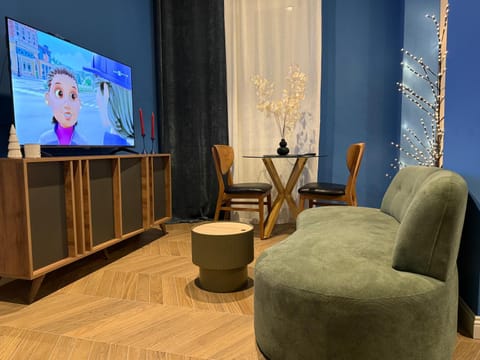 TV and multimedia, Living room, Photo of the whole room, Decorative detail, Seating area, Dining area