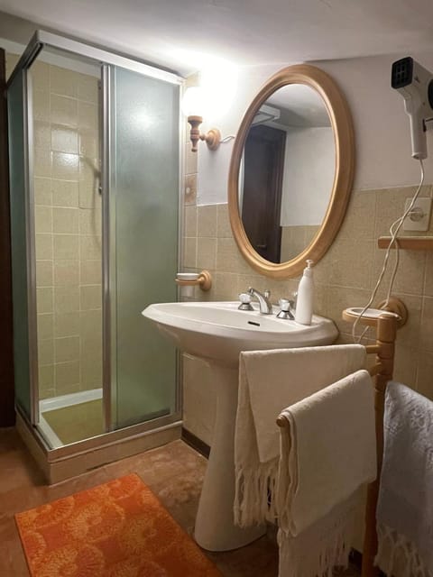 Shower, Bathroom, towels