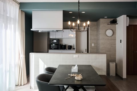 Kitchen or kitchenette, Dining area