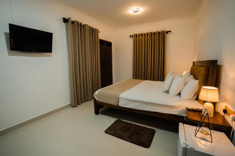 Bed, TV and multimedia, Photo of the whole room, Bedroom