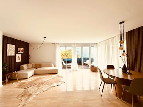 Living room, Photo of the whole room, Seating area, Dining area
