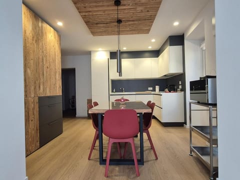 Dining area, pet friendly