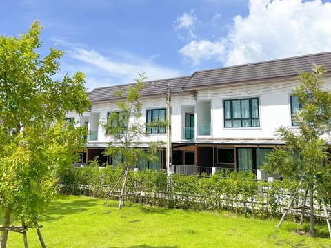 Property building, Day, Natural landscape, Garden, Garden view