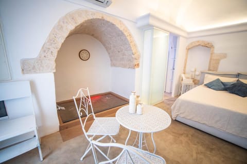 Bed, Living room, Photo of the whole room, Dining area, Bedroom