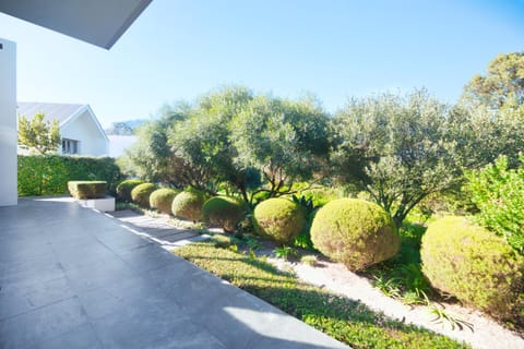 On Golf Estate Sea & Mountain Views Design Winner Villa in Hermanus