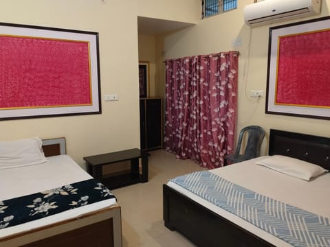 Bed, Photo of the whole room, Seating area, Bedroom, air conditioner