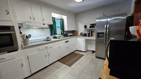 Coffee/tea facilities, Kitchen or kitchenette, oven, stove, toaster