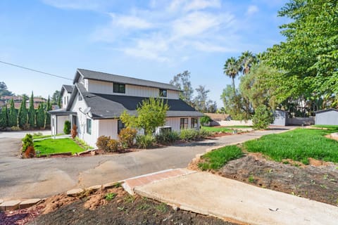 Spacious Modern Farmhouse Retreat with Two Kitchens and Pool - Ideal for Large Groups and Families House in Rancho Bernardo