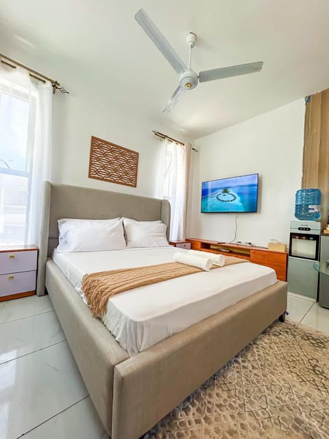 Bed, TV and multimedia, Photo of the whole room, Bedroom, towels
