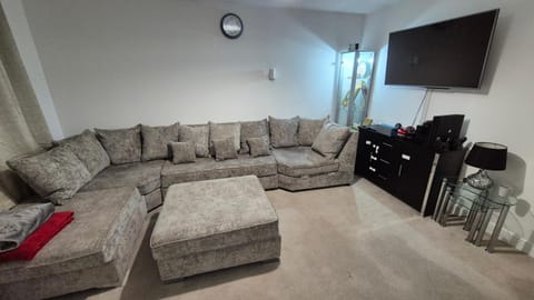 The Aylesbury Home Retreat - 3 Bed Home with Garden & Free Parking - 2 Bedrooms Apartment in Aylesbury