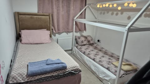 Bed, Bedroom, towels