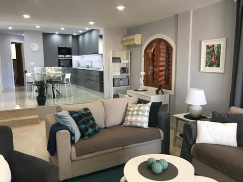 Kitchen or kitchenette, Seating area